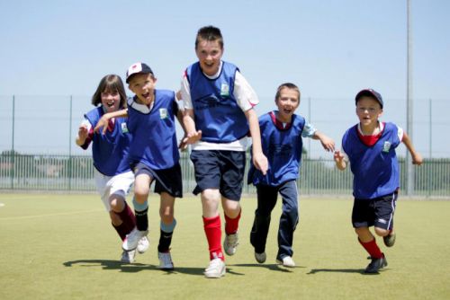 Trening piłki nożnej – podania i przyjęcia w różnych wariantach